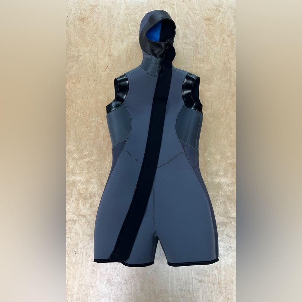 Bare Women’s Zip Front 7mil Shortie Wetsuit with Hood - Picture 3 of 5